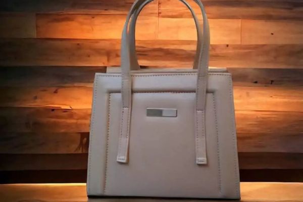 Elegant Leather Handbag with Detachable Strap